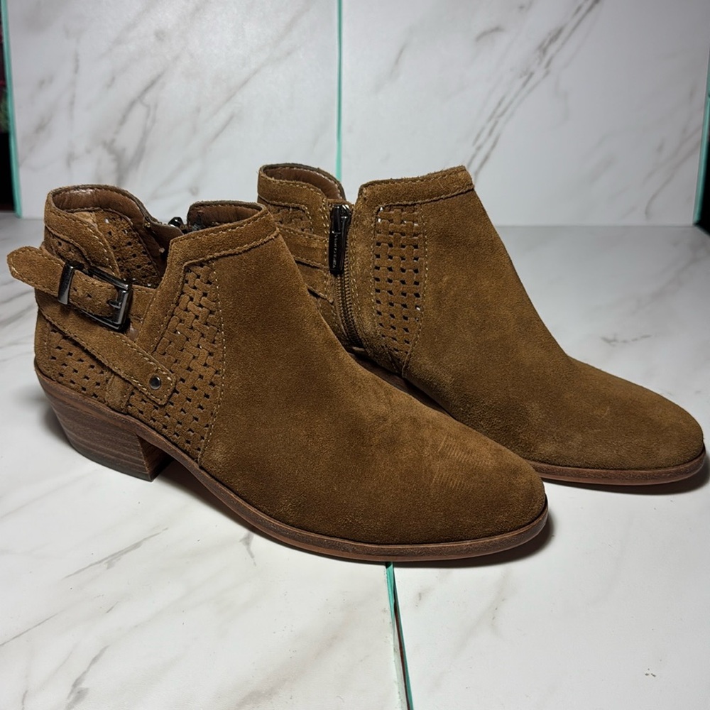 Vince Camuto 7M Pamma Suade/Leather Woman’s block heel booties.